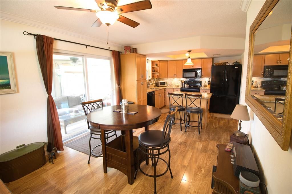 For Sale: $294,011 (2 beds, 1 baths, 984 Square Feet)