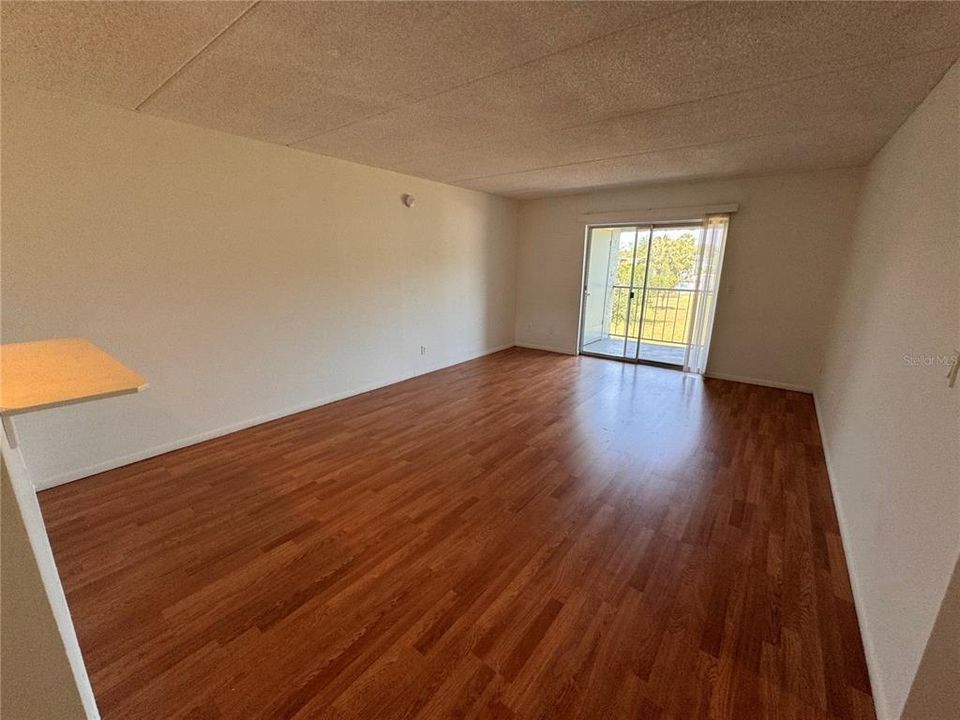 Active With Contract: $1,375 (2 beds, 1 baths, 902 Square Feet)