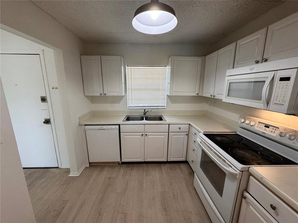 For Rent: $1,375 (2 beds, 1 baths, 902 Square Feet)