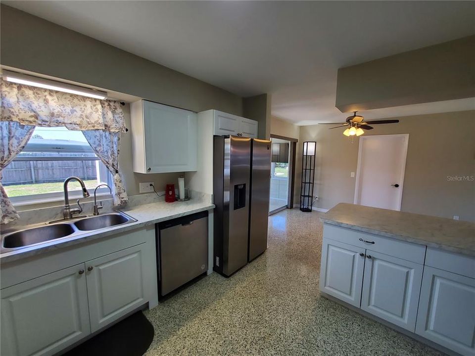 For Sale: $365,000 (2 beds, 1 baths, 1194 Square Feet)