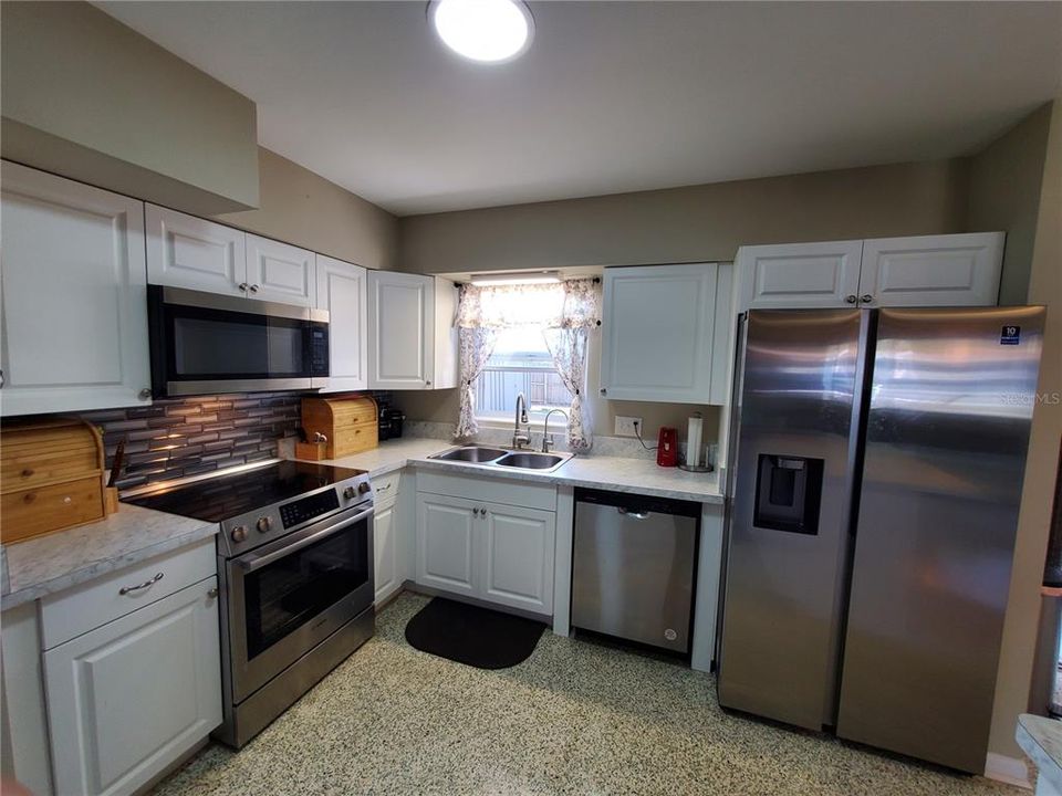 For Sale: $365,000 (2 beds, 1 baths, 1194 Square Feet)