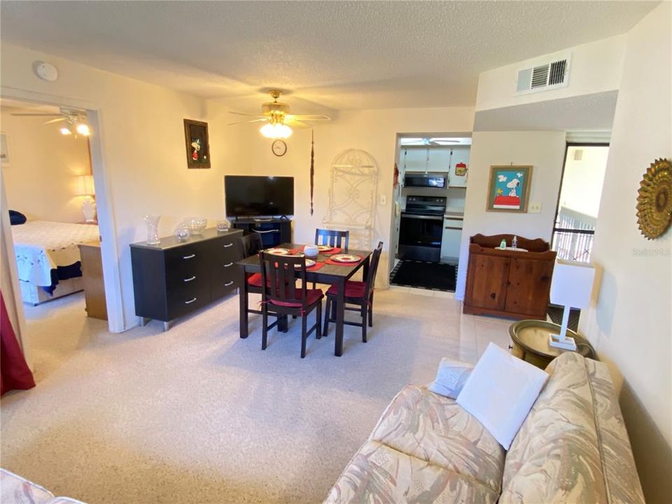 For Sale: $179,500 (2 beds, 2 baths, 838 Square Feet)