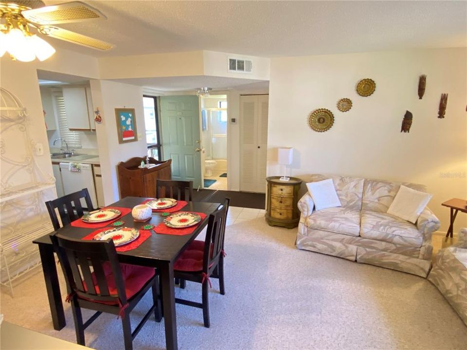 For Sale: $179,500 (2 beds, 2 baths, 838 Square Feet)