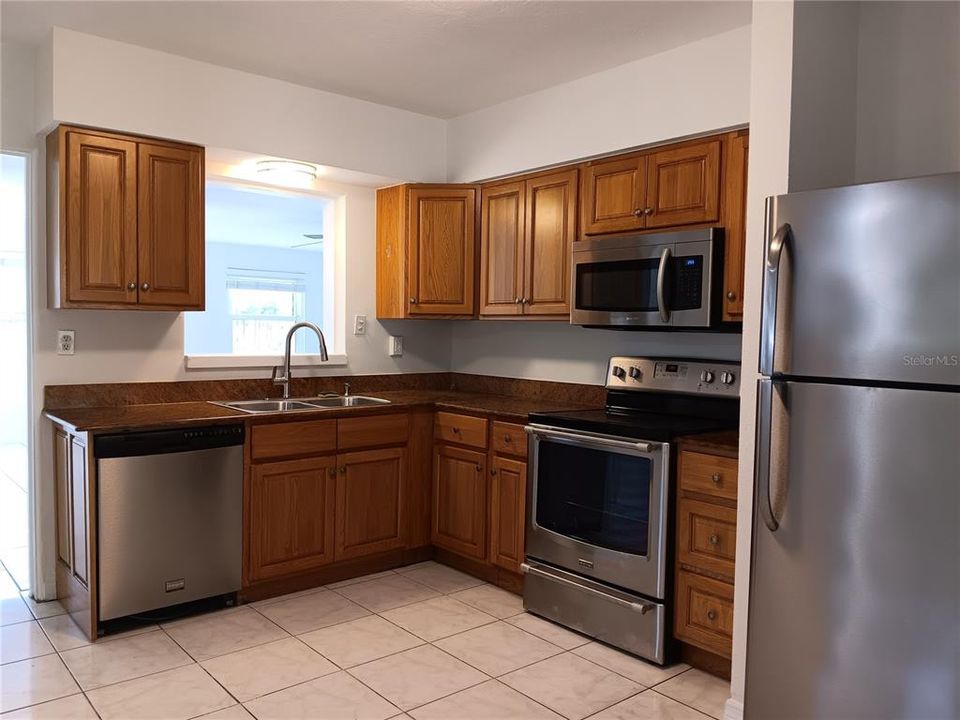 For Rent: $2,495 (3 beds, 2 baths, 1667 Square Feet)