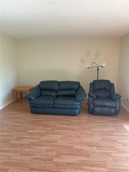 For Sale: $154,900 (2 beds, 1 baths, 990 Square Feet)