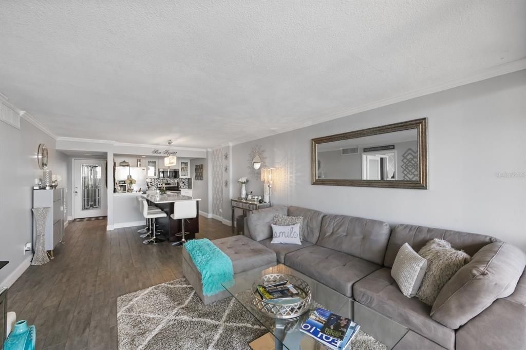 Active With Contract: $399,900 (1 beds, 1 baths, 918 Square Feet)
