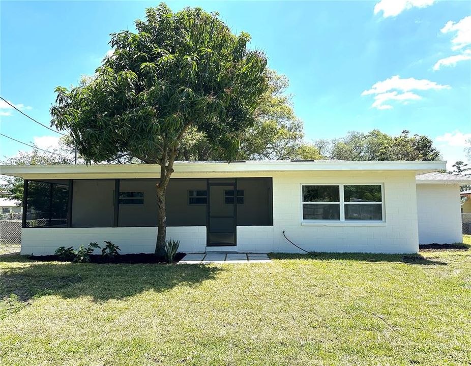 Active With Contract: $369,900 (3 beds, 2 baths, 1246 Square Feet)