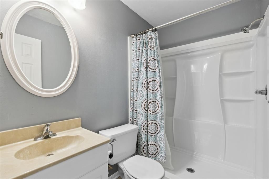 最近售出: $180,000 (2 贝兹, 2 浴室, 995 平方英尺)