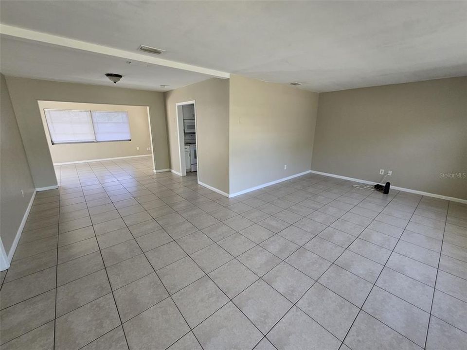 Active With Contract: $374,900 (2 beds, 2 baths, 1277 Square Feet)