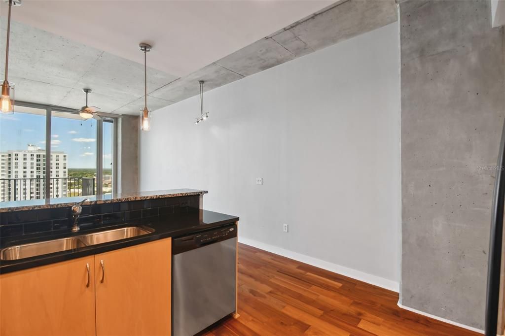 For Sale: $420,000 (1 beds, 1 baths, 685 Square Feet)