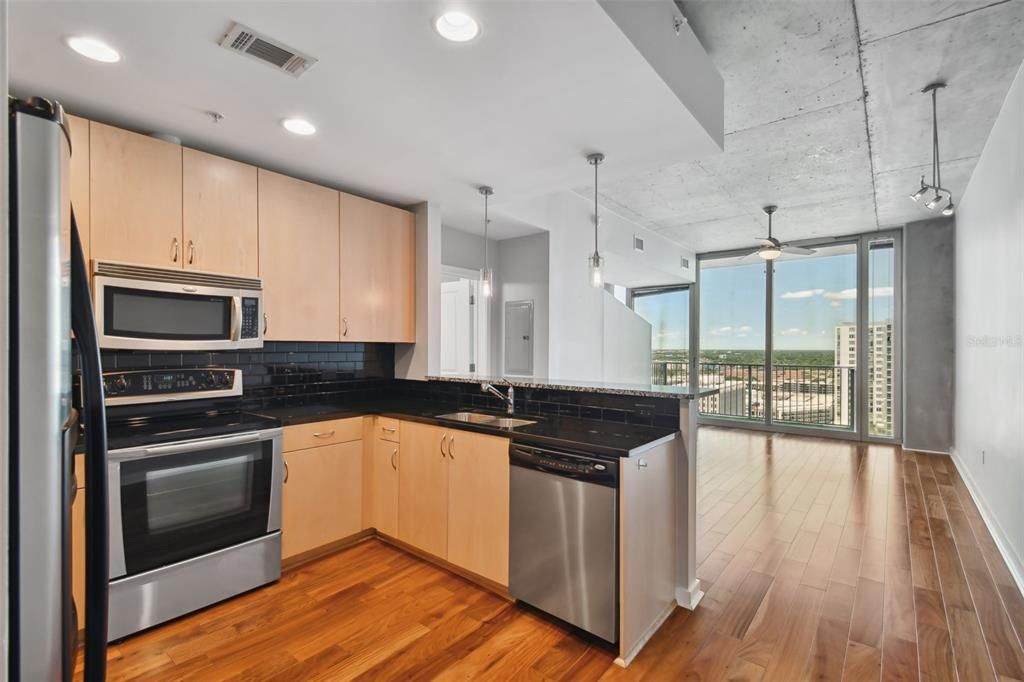 For Sale: $420,000 (1 beds, 1 baths, 685 Square Feet)