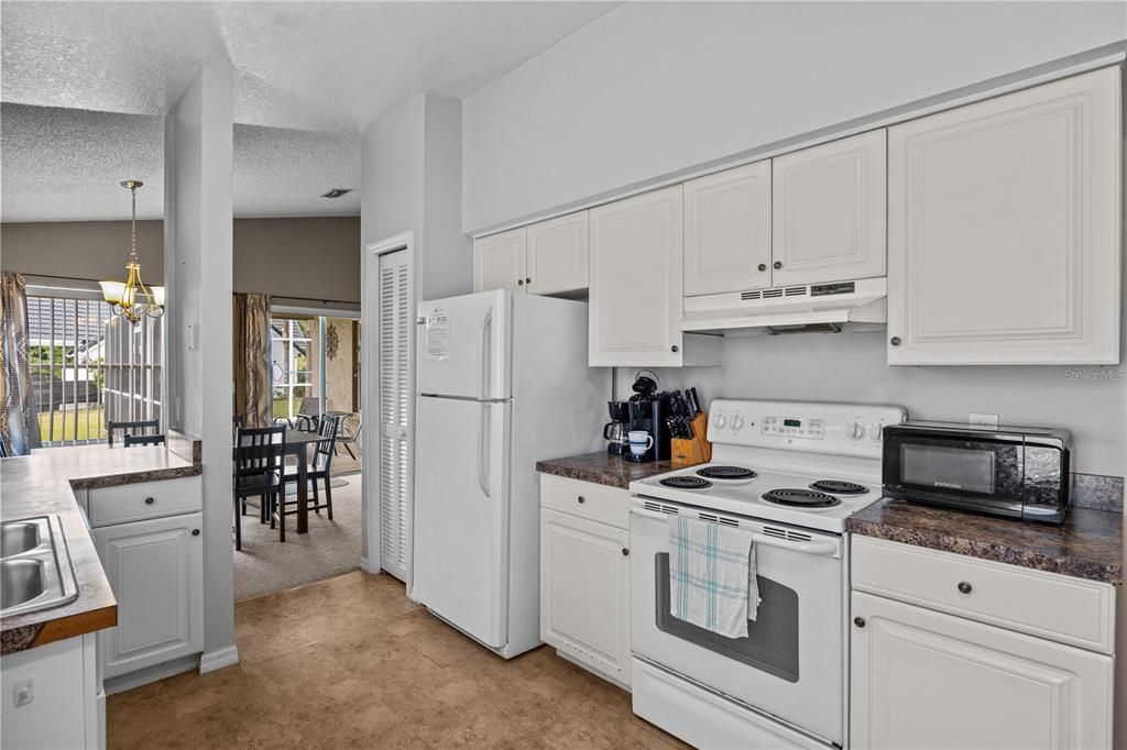 Active With Contract: $350,000 (3 beds, 2 baths, 1248 Square Feet)
