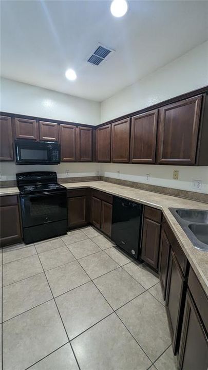 Recently Rented: $2,300 (3 beds, 2 baths, 1544 Square Feet)