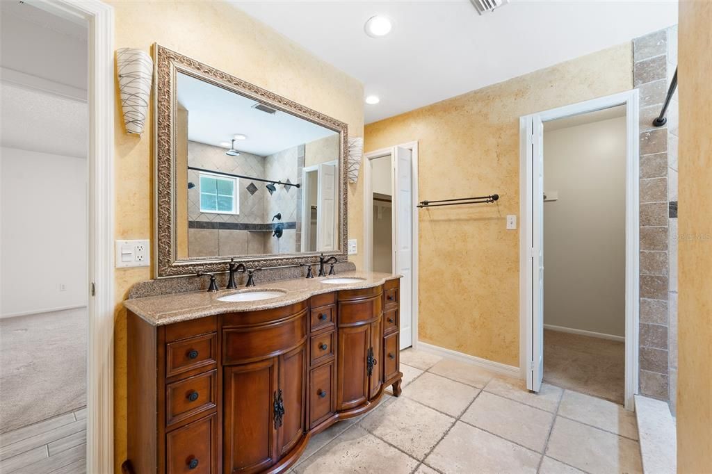 Dual sinks and 2 walk-in closets