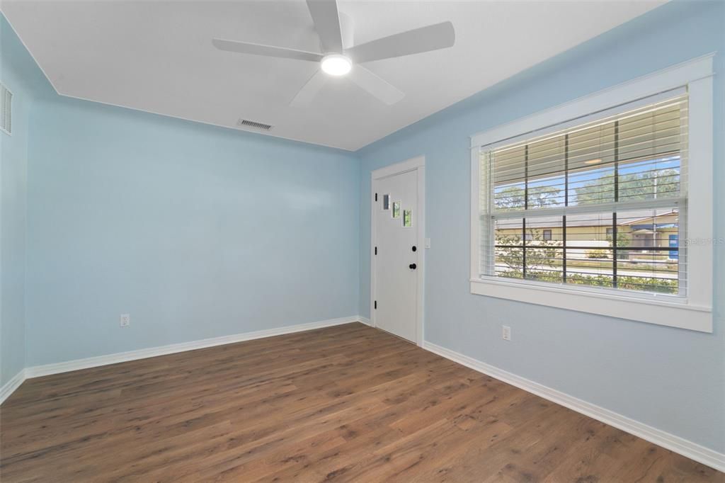 Active With Contract: $295,000 (2 beds, 1 baths, 772 Square Feet)