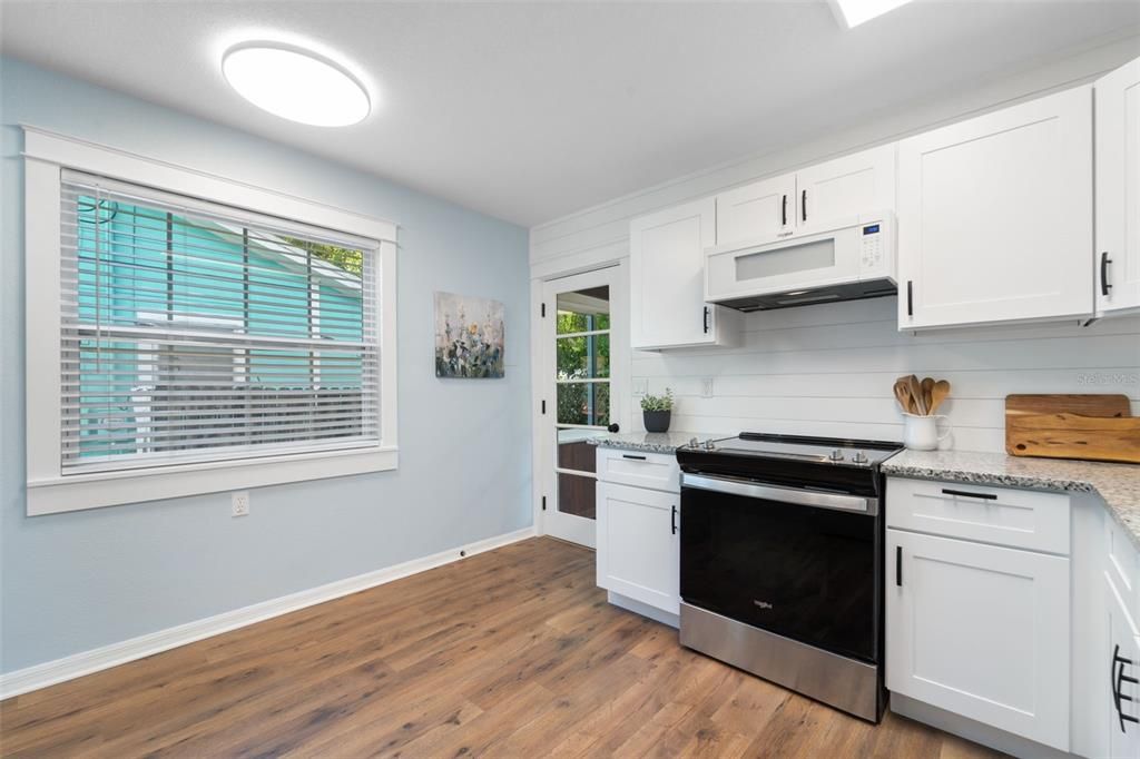 Active With Contract: $295,000 (2 beds, 1 baths, 772 Square Feet)
