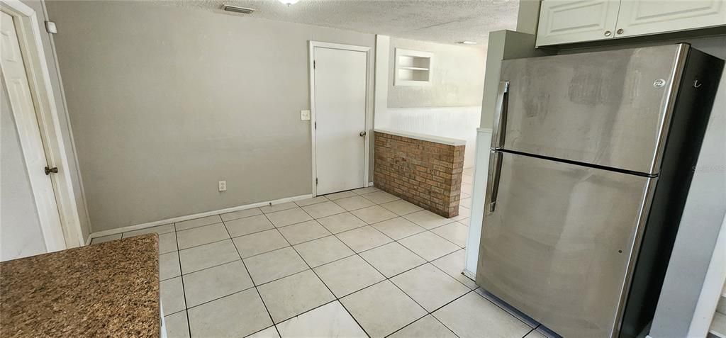 Active With Contract: $199,900 (3 beds, 1 baths, 1004 Square Feet)