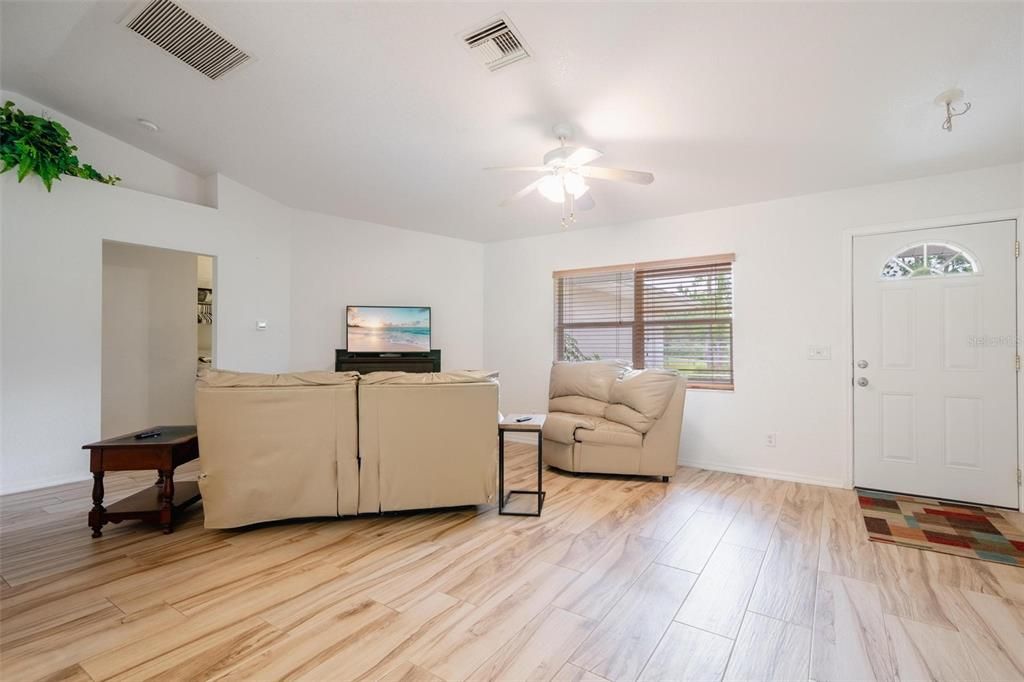 For Sale: $400,000 (3 beds, 2 baths, 1352 Square Feet)