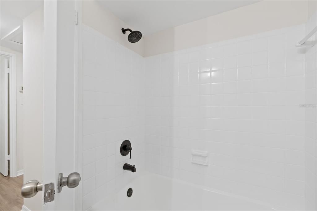 合同活跃: $449,900 (4 贝兹, 2 浴室, 1622 平方英尺)