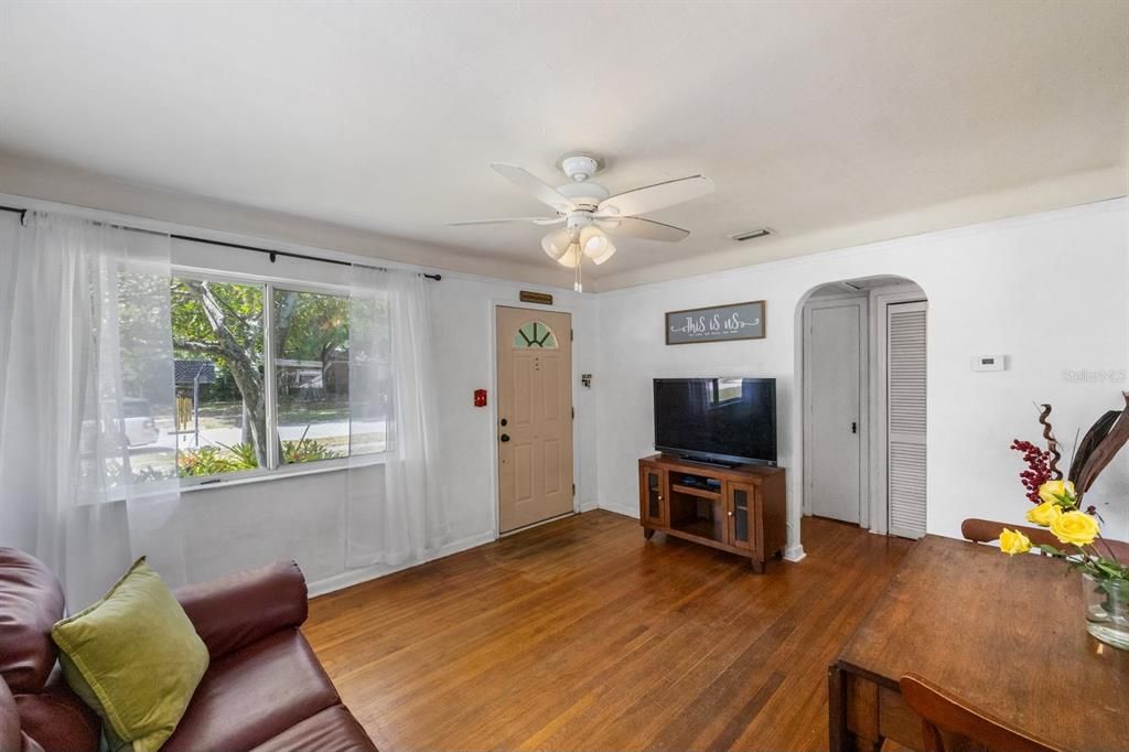 For Sale: $350,000 (3 beds, 1 baths, 983 Square Feet)