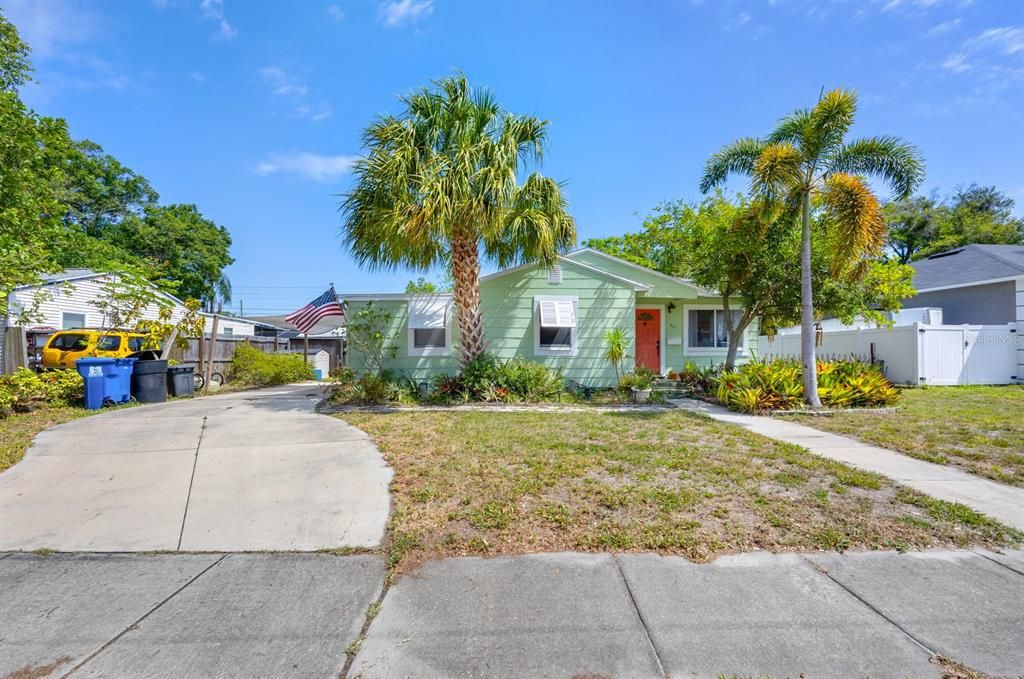 For Sale: $359,900 (3 beds, 1 baths, 983 Square Feet)