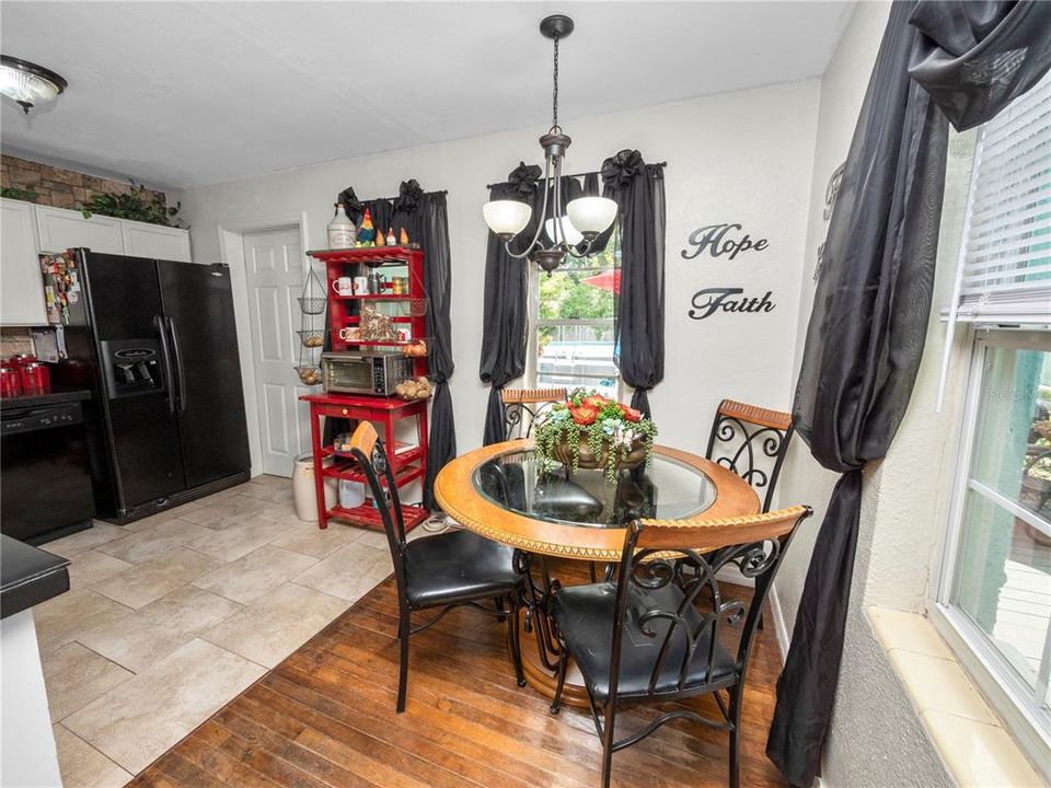 For Sale: $325,000 (3 beds, 3 baths, 1470 Square Feet)