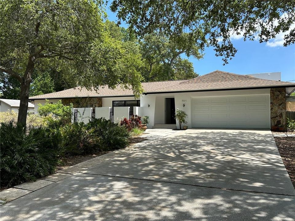 Active With Contract: $4,995 (4 beds, 3 baths, 2580 Square Feet)
