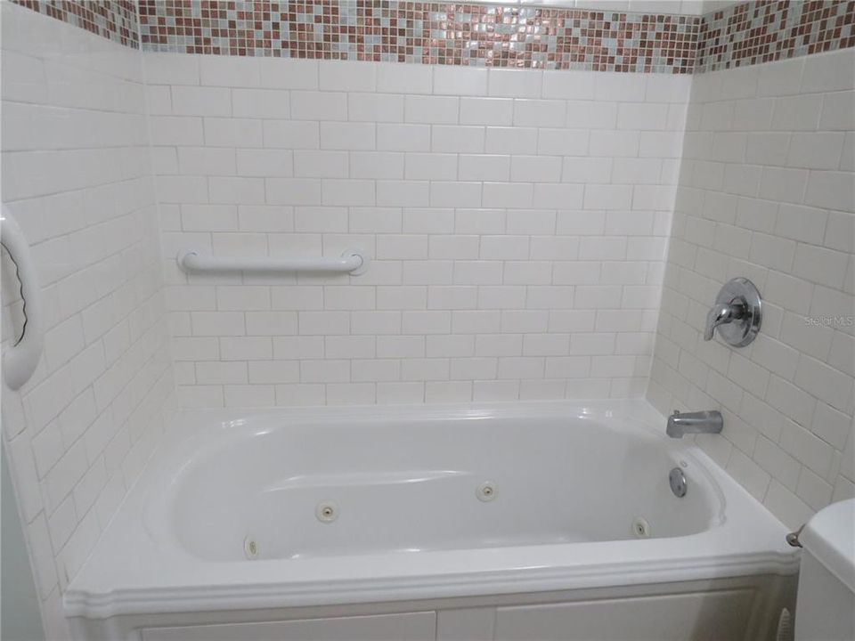 For Sale: $259,900 (2 beds, 2 baths, 1021 Square Feet)