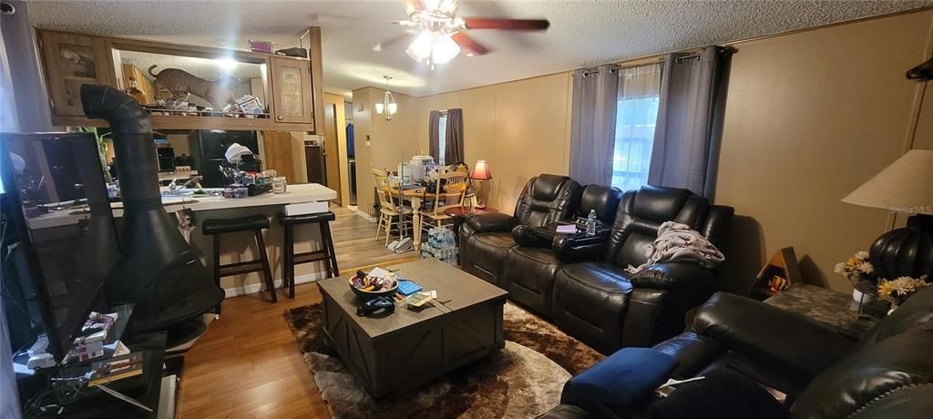 For Sale: $245,000 (3 beds, 2 baths, 952 Square Feet)
