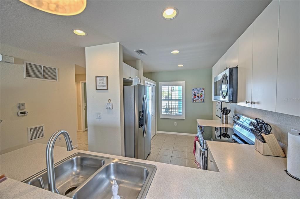 Active With Contract: $255,000 (2 beds, 2 baths, 1168 Square Feet)