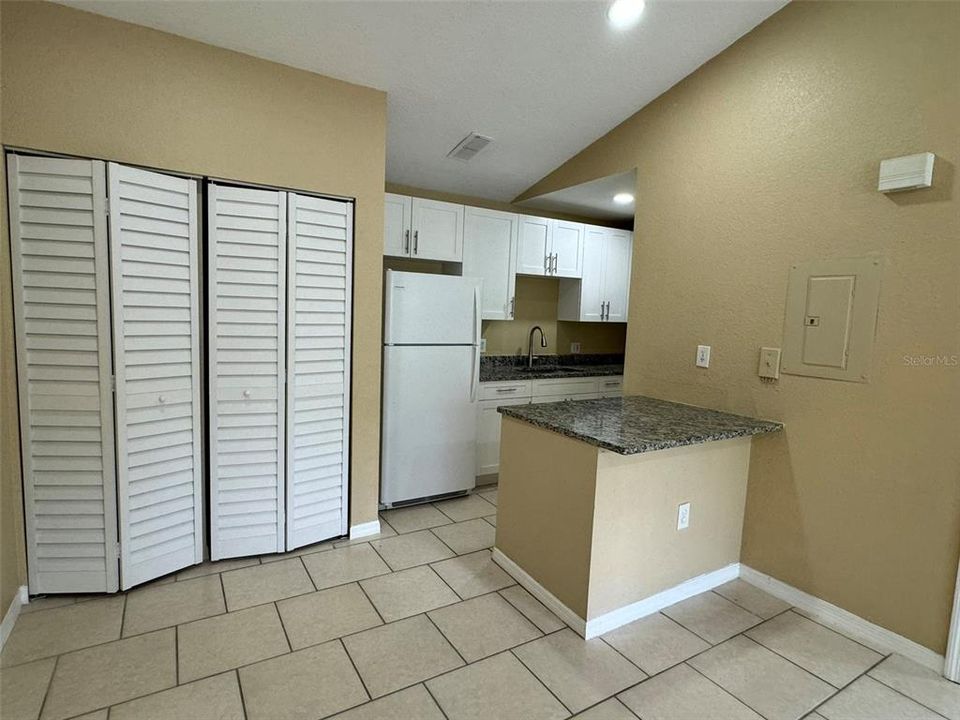For Rent: $1,375 (1 beds, 1 baths, 554 Square Feet)