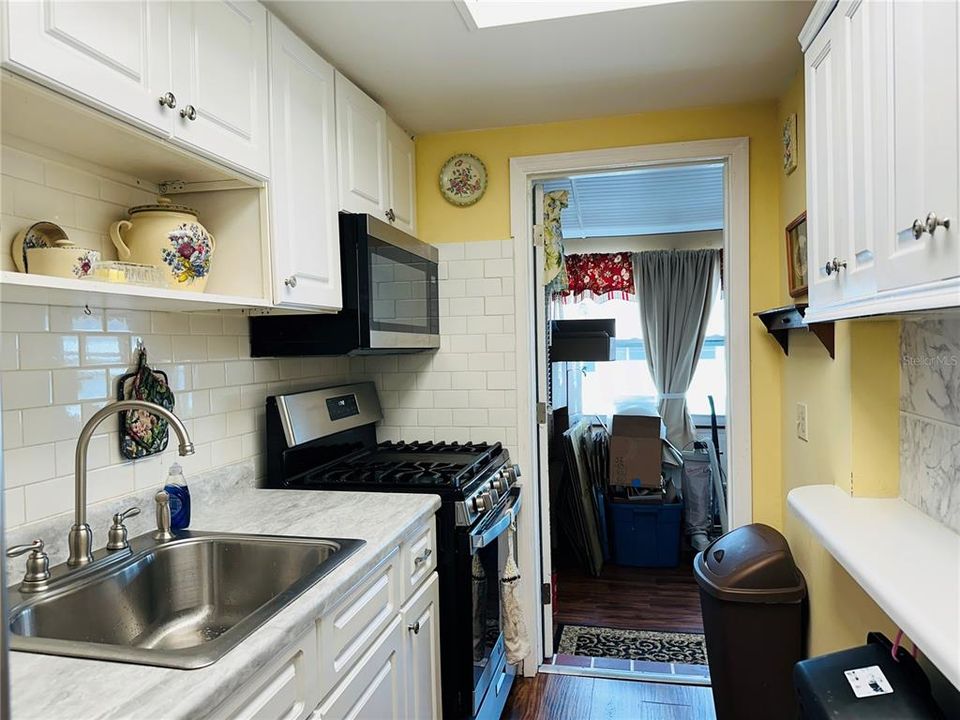 For Sale: $110,000 (1 beds, 1 baths, 585 Square Feet)
