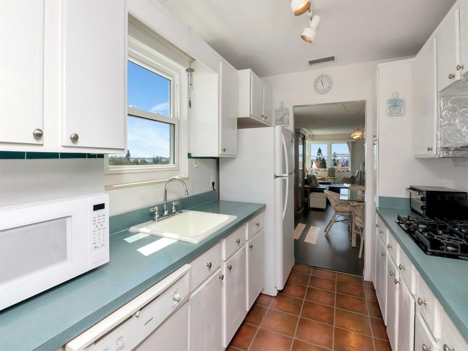 For Sale: $285,000 (2 beds, 2 baths, 1170 Square Feet)