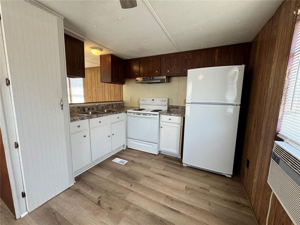 For Sale: $116,000 (2 beds, 1 baths, 672 Square Feet)