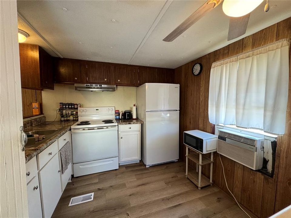 For Sale: $116,000 (2 beds, 1 baths, 672 Square Feet)