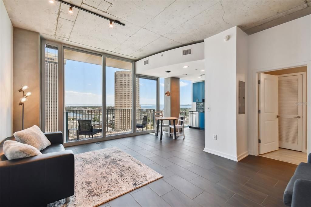 For Sale: $495,000 (1 beds, 1 baths, 684 Square Feet)