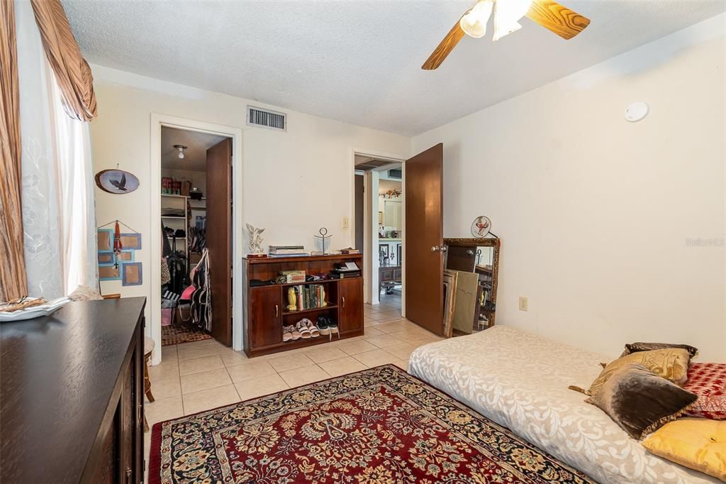 For Sale: $155,000 (1 beds, 1 baths, 607 Square Feet)