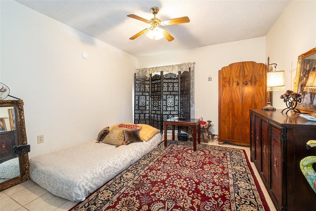 For Sale: $155,000 (1 beds, 1 baths, 607 Square Feet)