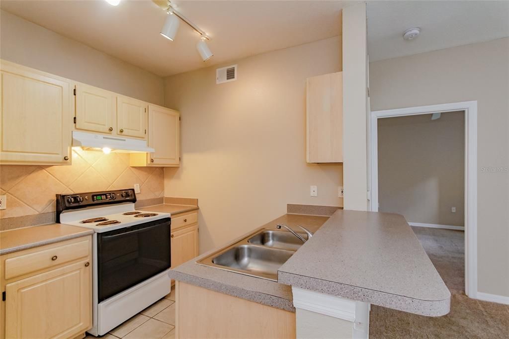 For Rent: $1,300 (1 beds, 1 baths, 636 Square Feet)