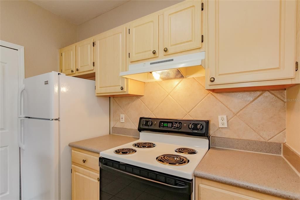 For Rent: $1,300 (1 beds, 1 baths, 636 Square Feet)