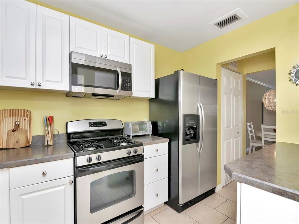 For Sale: $235,000 (1 beds, 1 baths, 1060 Square Feet)