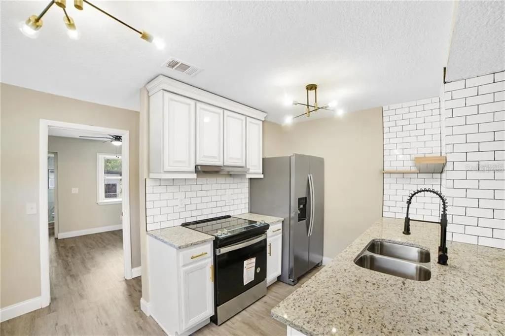 For Sale: $259,999 (2 beds, 2 baths, 1040 Square Feet)
