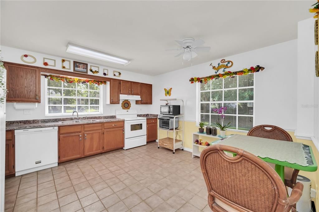For Sale: $279,000 (2 beds, 2 baths, 1246 Square Feet)