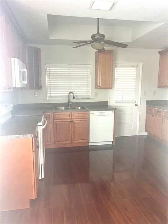 For Sale: $299,000 (2 beds, 1 baths, 884 Square Feet)