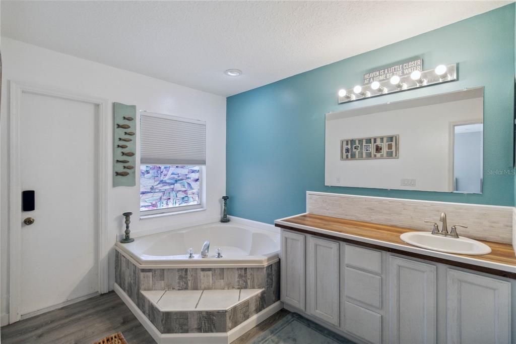 Active With Contract: $375,000 (3 beds, 2 baths, 1146 Square Feet)