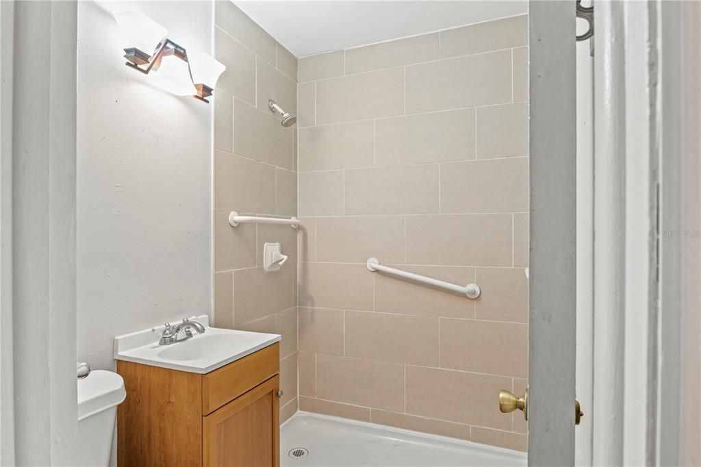Active With Contract: $145,900 (2 beds, 1 baths, 810 Square Feet)