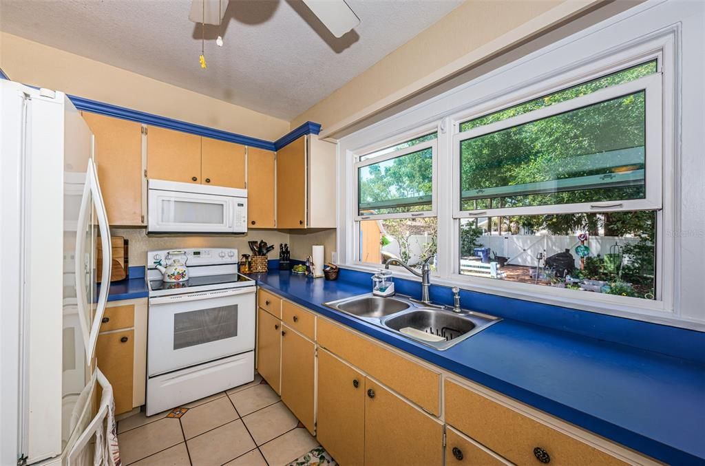For Sale: $424,900 (2 beds, 1 baths, 824 Square Feet)