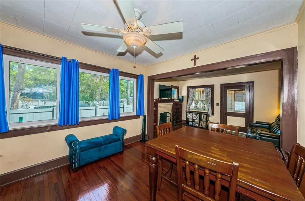 For Sale: $424,900 (2 beds, 1 baths, 824 Square Feet)