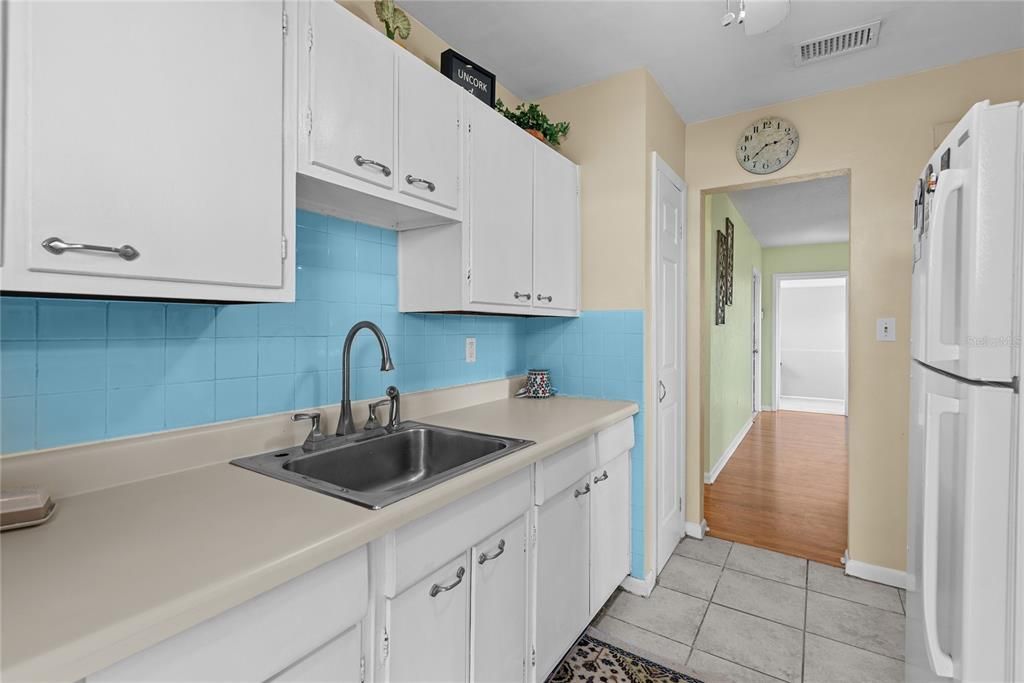 Active With Contract: $204,999 (2 beds, 1 baths, 925 Square Feet)