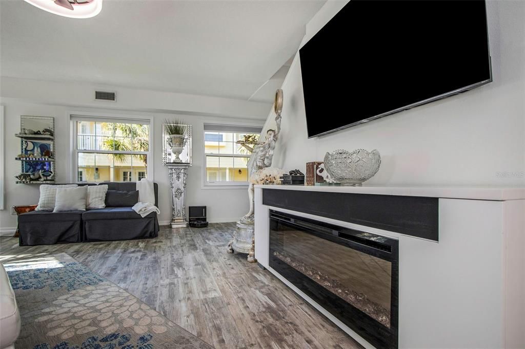 For Sale: $550,000 (1 beds, 1 baths, 875 Square Feet)